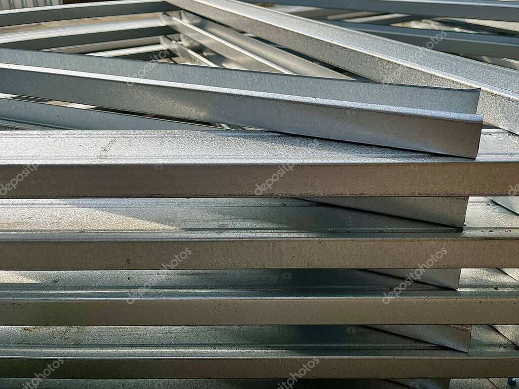 Robust frame and housing of a refiner